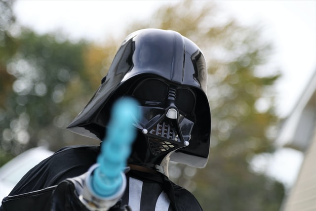 Bambino ad Halloween travestito con un costume di Darth Vader