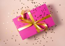 pacchetto per regali di compleanno per bambini rosa con nastro oro