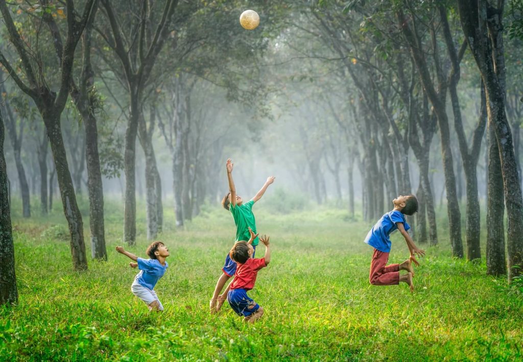 i bambini saltano felici durante una festa all'aperto