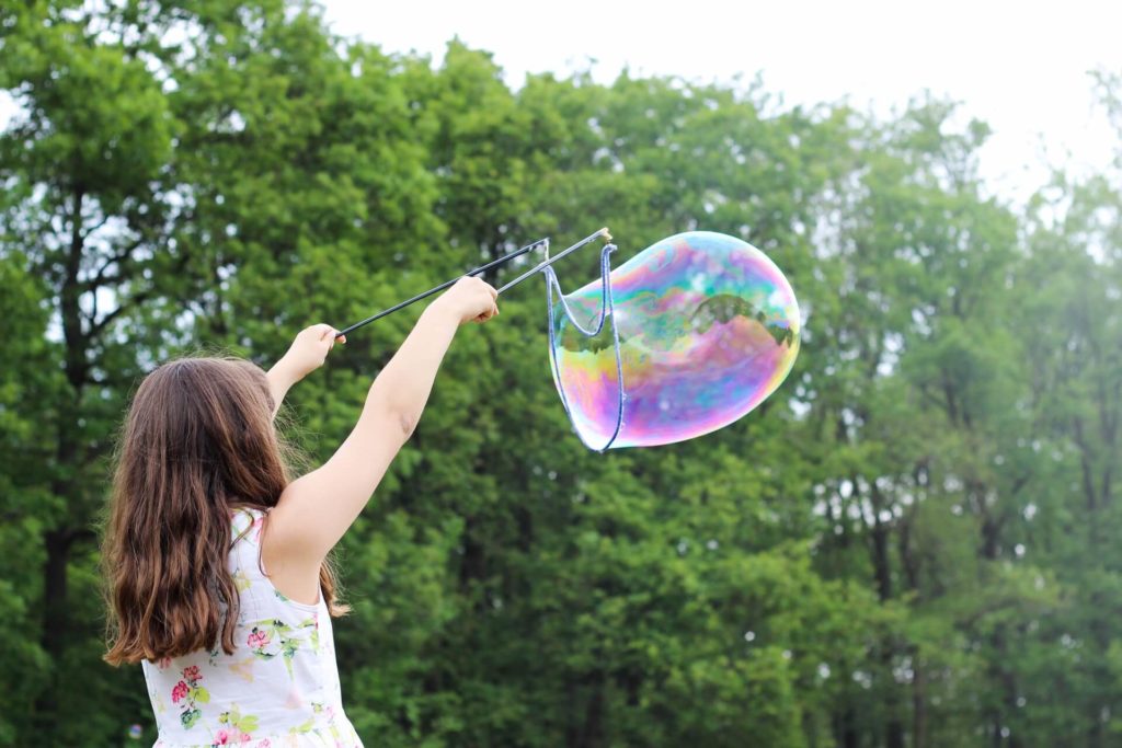 la bambina che gioca durante una festa all'aperto