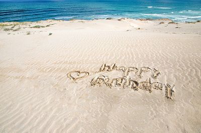 happy birthday sulla sabbia.