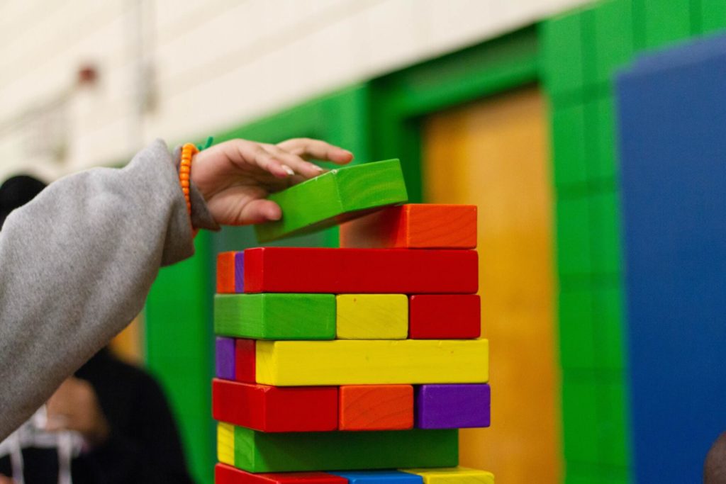 il bambino costruisce la casa durante la festa in ludoteca