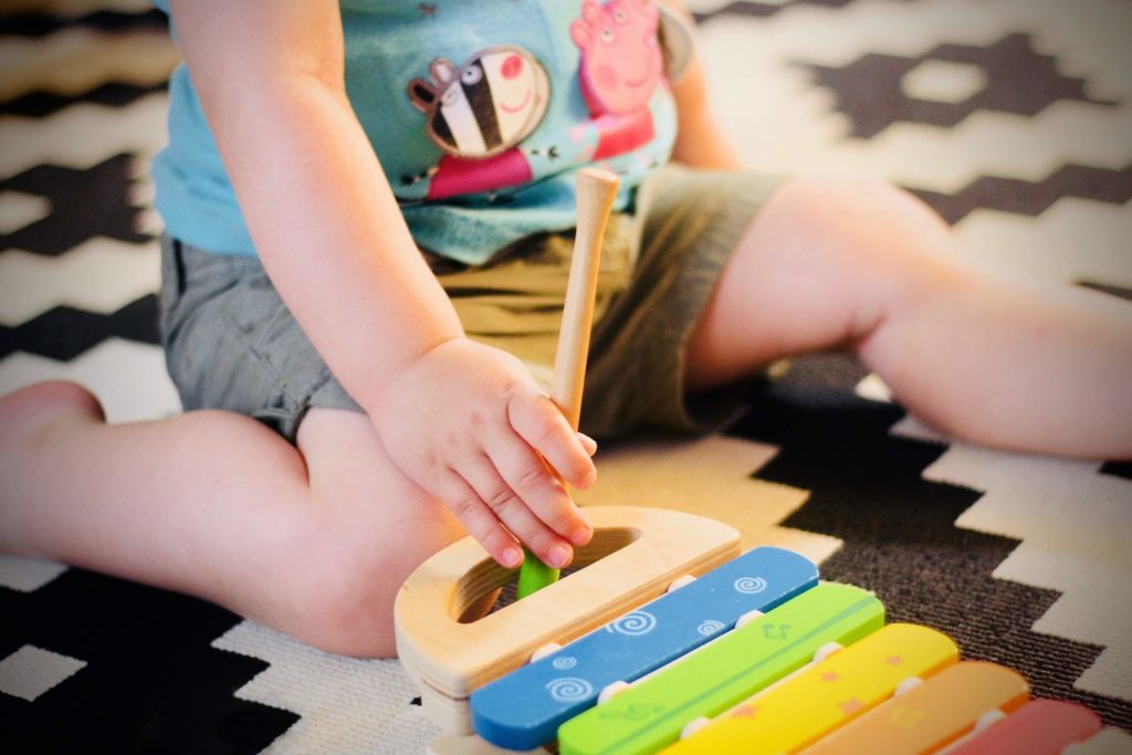 il bambino gioca a casa durante la festa stile ludoteca