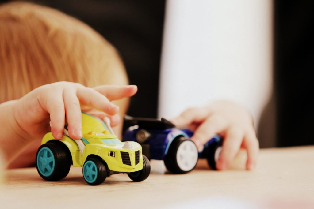 il bambino gioca felice a casa durante la festa stile ludoteca