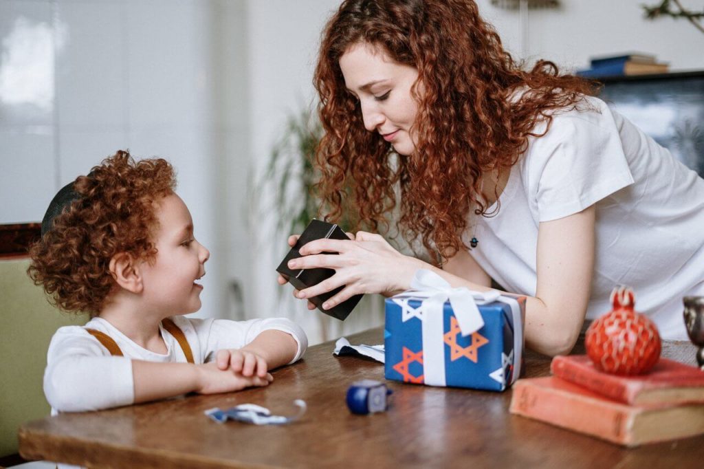 Il bambino felice scarta il regalo