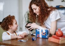 il bambino felice scarta il regalo