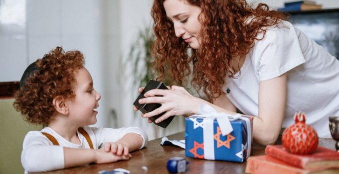 il bambino felice scarta il regalo