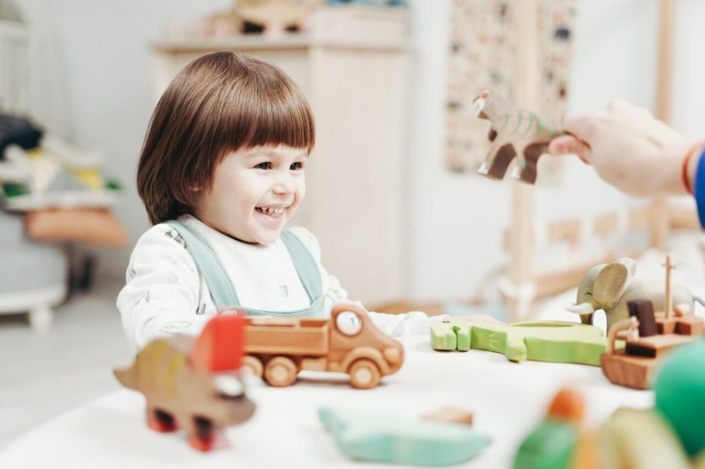 il bambino sorride dopo aver ricevuto il miglior regalo