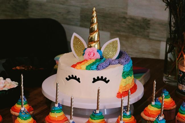 Torta a forma di unicorno, lavorata con la pasta di zucchero