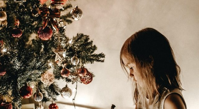 bambina scrive la letterina a babbo natale durante la festa a tema natale