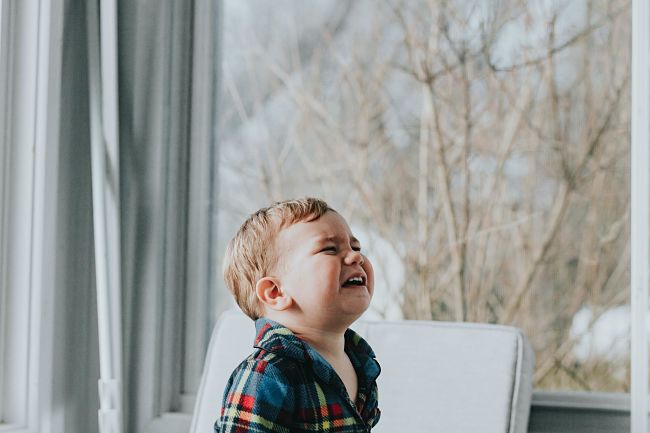 Bambino che piange perchè è terminato il laboratorio truccabimbi ad una festa per bambini