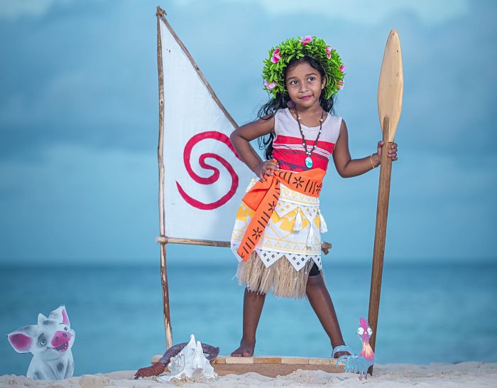 Bambina vestita da principessa Vaiana per la festa a tema Oceania.