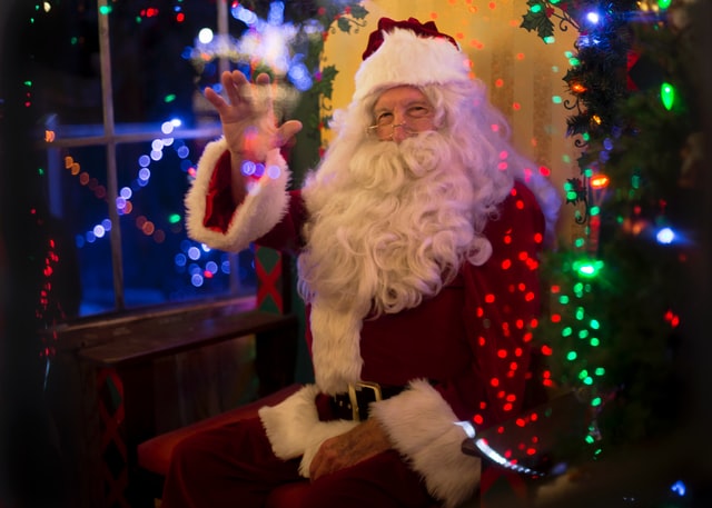 babbo natale che saluta durante una festa a tema natale