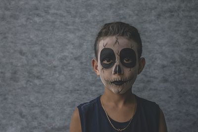 Bambino truccato per Halloween da scheletro
