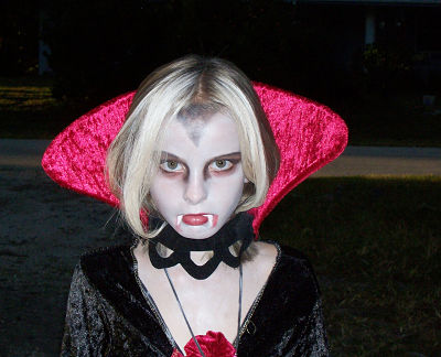 Bambina con trucco di Halloween da vampiro