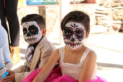 Bambini con trucco di Halloween da scheletro messicano
