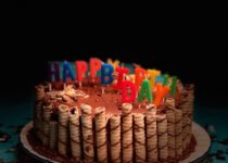 Torta di compleanno con scritta "happy birthday"