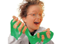 Come fare lo Slime: bambino con lo slime in mano