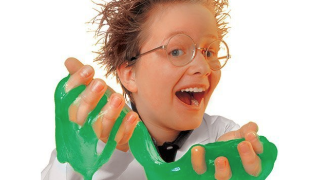Come fare lo Slime: bambino con lo slime in mano