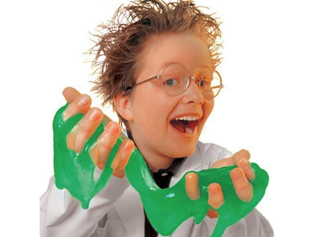 Come fare lo Slime: bambino con lo slime in mano