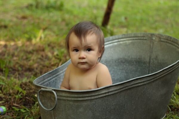 Bambina che fa il bagnetto