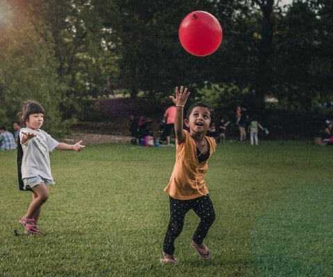 Bambini che giocano ad una festa a tema Re Artù