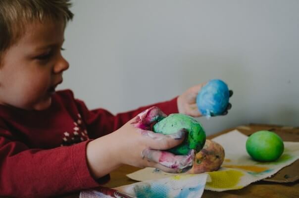 Bambino che fa i lavoretti di Pasqua