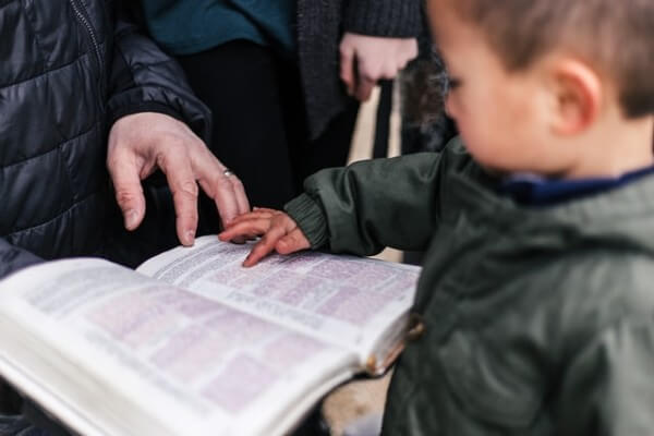 Bambino che legge la storia di Pasqua