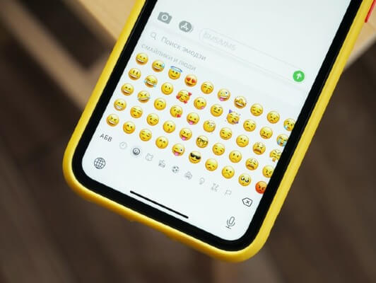 Inviti digitali festa a tema emoticon